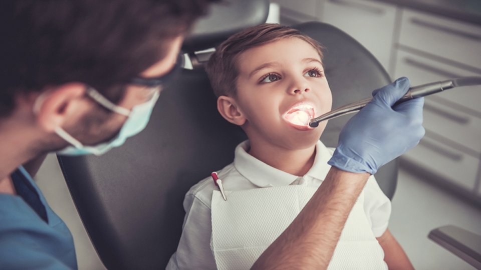 طبيب اطفال اسنان