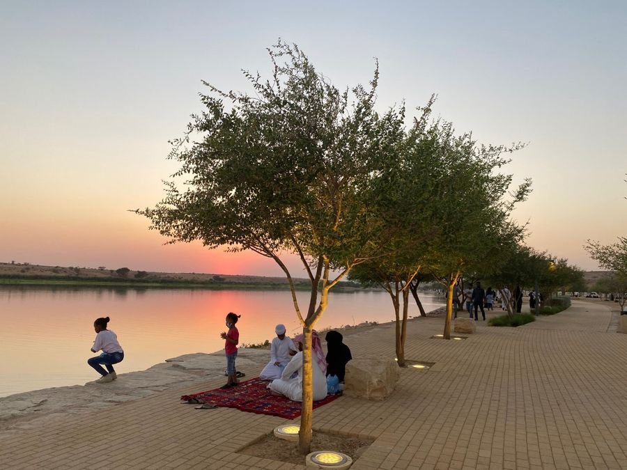 بحيرة رنين الطيور من أشهر بحيرات الرياض