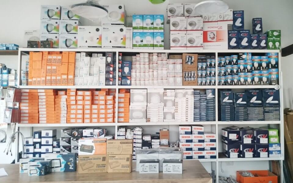 محلات أدوات الكهرباء ومستلزمات الإنارة في سوق البلد في جدة