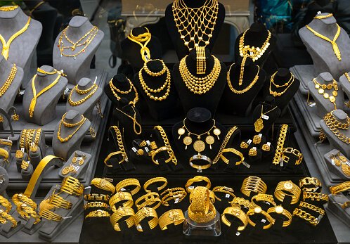 محلات الذهب والمجوهرات في سوق قابل في جدة