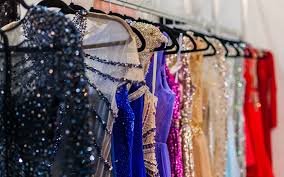 محلات الفساتين وأزياء السهرة والملابس النسائية في سوق المساعدية في جدة