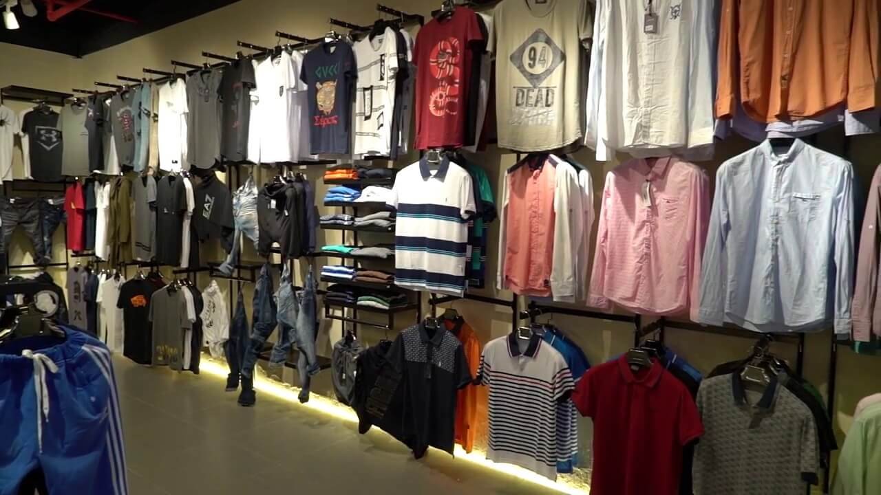محلات الملابس الرجالية في سوق المساعدية في جدة