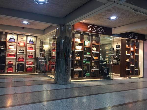 محلات لبيع الأحذية والحقائب في سوق البلد في جدة