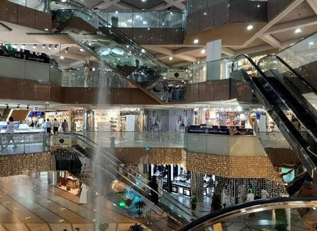 محلات الملابس في مركز المحمل في جدة