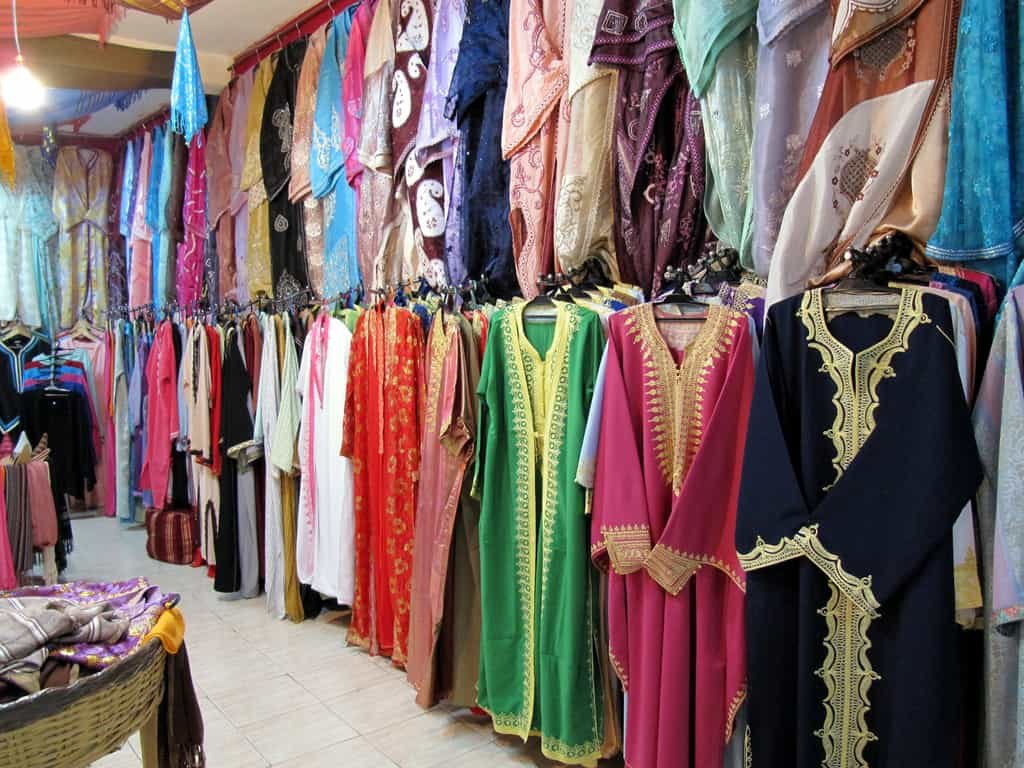 محلات الملابس في سوق بلال في المدينة المنورة